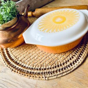Pyrex sunflower daisy covered casserole dish
